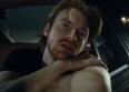 Finneas esseulé dans le clip "Love is Pain"