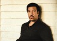 Lionel Richie passe devant Whitney Houston