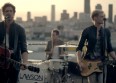 Lawson grimpe sur les toits pour son 1er clip