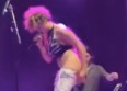 Une chanteuse urine sur un spectateur en concert