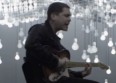 Cris Cab s'illumine dans le clip "Loves Me Not"