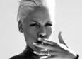 Pink, topless, prend la pose pour Bryan Adams