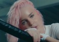 Anne-Marie enfile les gants dans son clip