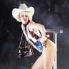 Miley Cyrus choque sur son "Bangerz Tour" : photos